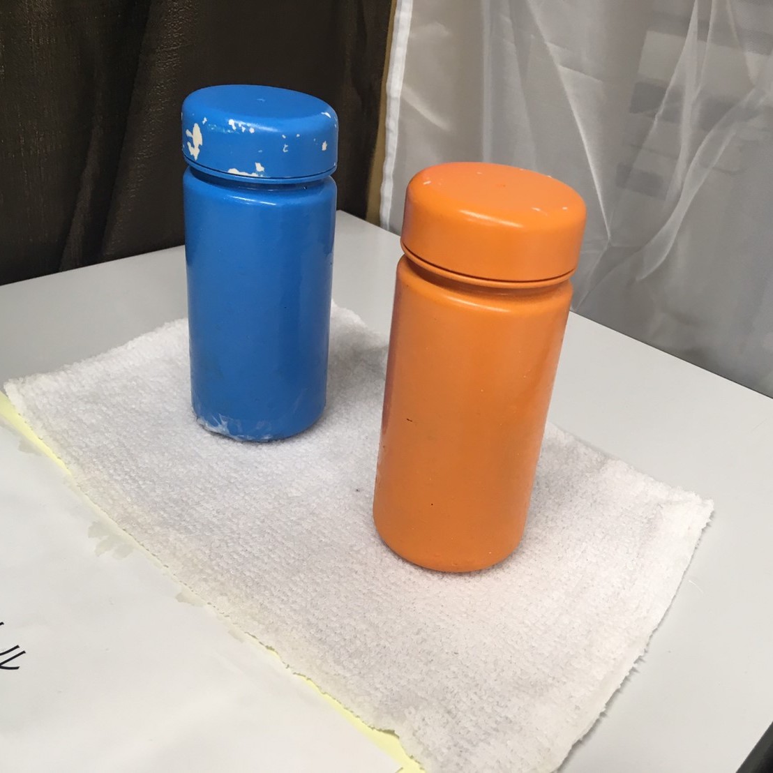 オレンジの水筒と青い水筒